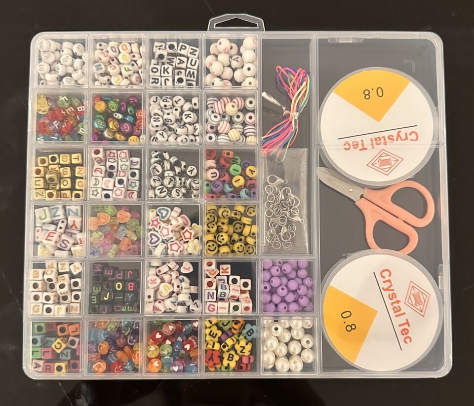 Kutulu Boncuk Seti – Harfli, Figürlü, Emoji Boncuklar + Misina İp ve Makaslı Takı Yapım Seti