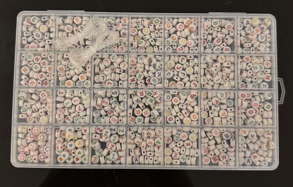 Kutulu Alfabe Harf Boncuk Takı Yapım Seti – Tam Harfli Boncuklar & İp