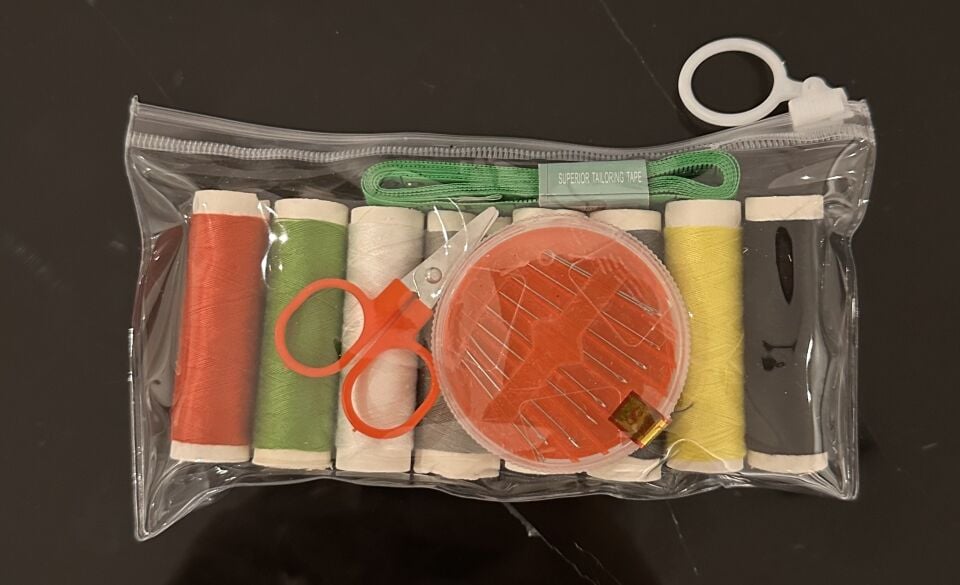 Mini Fermuarlı Dikiş Seti – İğne, İplik, Makas ve Ölçü Bandı İçeren Tamir Kiti