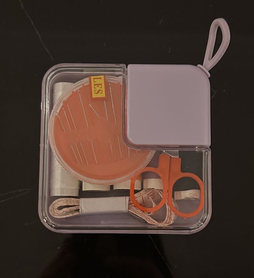 Askılı Mini Dikiş Seti – Plastik Kutulu İğne, İplik, Makas ve Ölçü Bandı Kiti