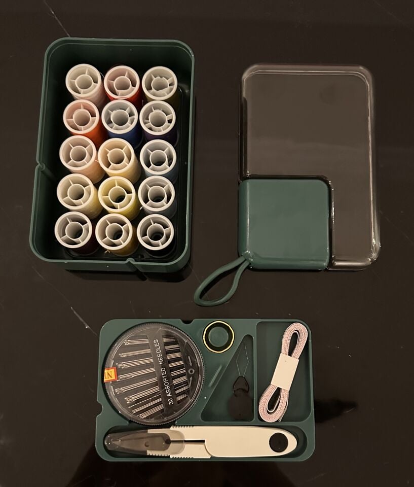 Askılı Çok Renkli İplikli Dikiş Seti – Plastik Kutulu İğne, Makas ve Tamir Aksesuarları